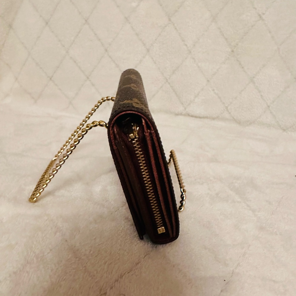 Louis Vuitton Monogram Wallet with Gold Hardware-chain not included. - Picture 4 of 10